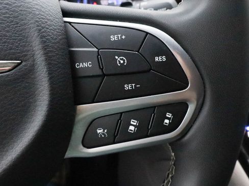 Used 2023 Chrysler Pacifica Limited FWD image 32