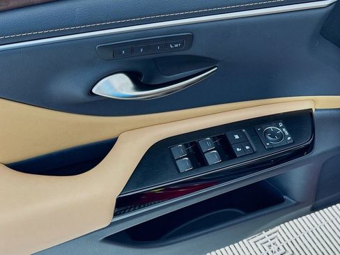 Certified 2025 Lexus ES 350 w/ Premium Package image 18