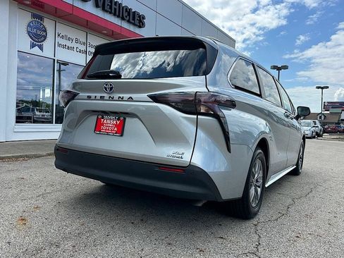 Used 2024 Toyota Sienna XLE FWD image 5
