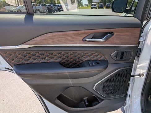 Certified 2025 Jeep Grand Cherokee Summit AWD/4WD image 18