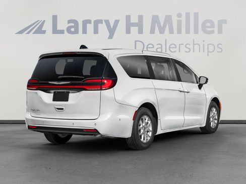 New 2026 Chrysler Pacifica Select image 2