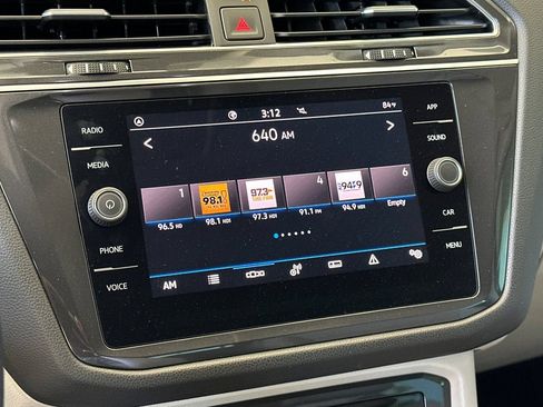 Used 2022 Volkswagen Tiguan SE FWD image 19