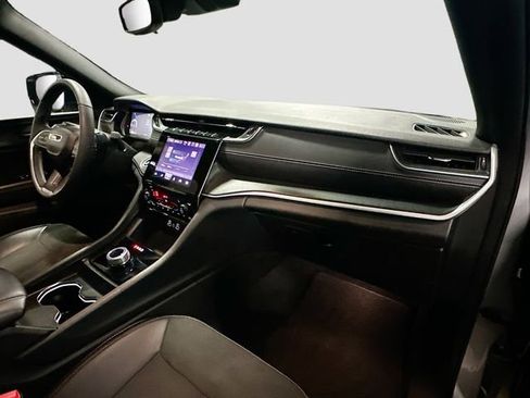 Used 2024 Jeep Grand Cherokee Altitude image 29