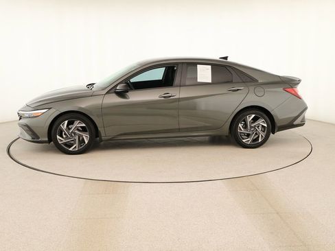 Used 2025 Hyundai Elantra Sport image 2