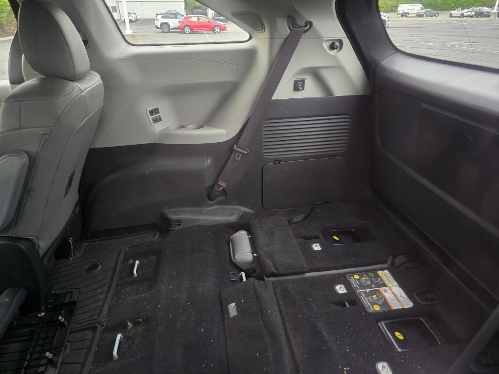 Used 2022 Toyota Sienna XLE w/ XLE Plus Package FWD image 22