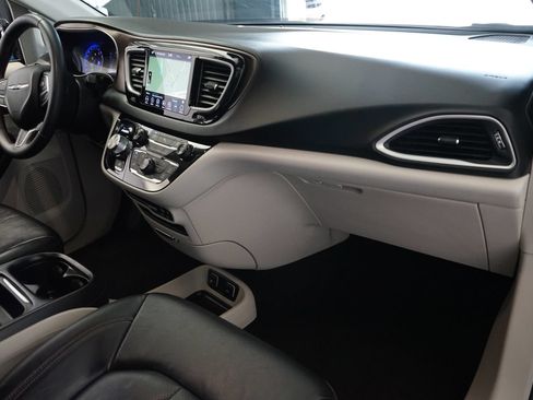 Used 2018 Chrysler Pacifica Touring-L FWD image 5
