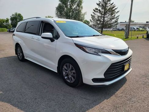 Used 2023 Toyota Sienna LE AWD/4WD image 4