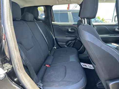 Used 2018 Jeep Renegade Altitude FWD image 29