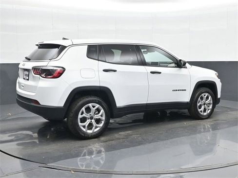 Used 2025 Jeep Compass Sport image 4