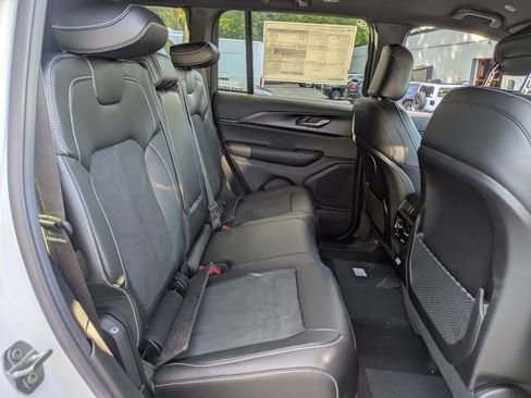 New 2025 Jeep Grand Cherokee Altitude image 29