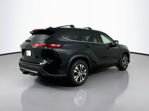 Used 2022 Toyota Highlander XLE AWD/4WD image 7
