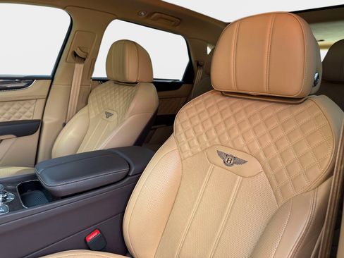Used 2022 Bentley Bentayga image 44