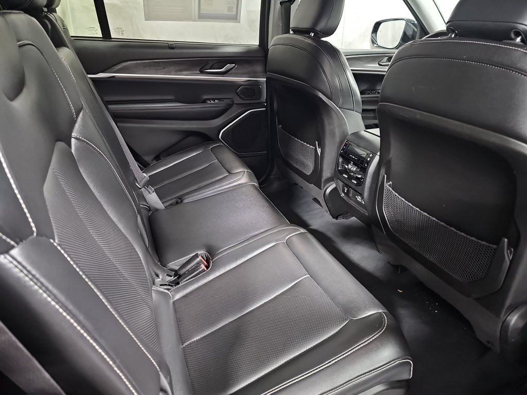 Used 2023 Jeep Grand Cherokee L Limited w/ Luxury Tech Group II AWD/4WD image 11