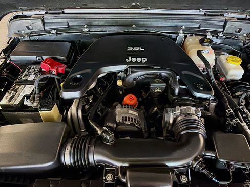 Used 2018 Jeep Wrangler Unlimited Sport S AWD/4WD image 31