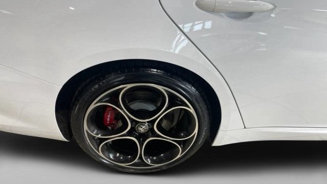Used 2023 Alfa Romeo Giulia Veloce RWD image 7