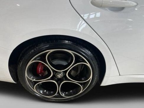 Used 2023 Alfa Romeo Giulia Veloce RWD image 7