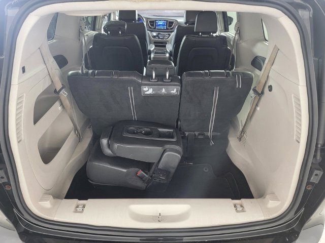Used 2017 Chrysler Pacifica Touring-L FWD image 16