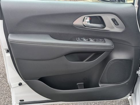 New 2026 Chrysler Pacifica Select FWD image 20