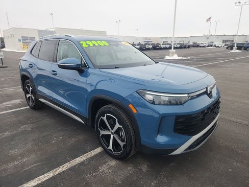 Used 2025 Volkswagen Tiguan SE image 8