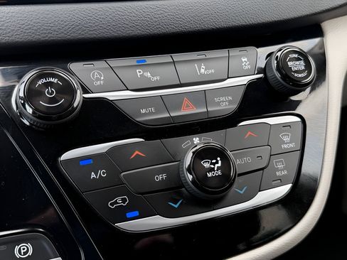 Used 2022 Chrysler Pacifica Touring-L FWD image 43