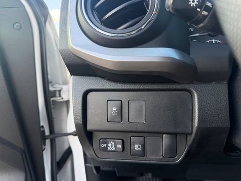 Used 2020 Toyota Tacoma SR5 AWD/4WD image 20
