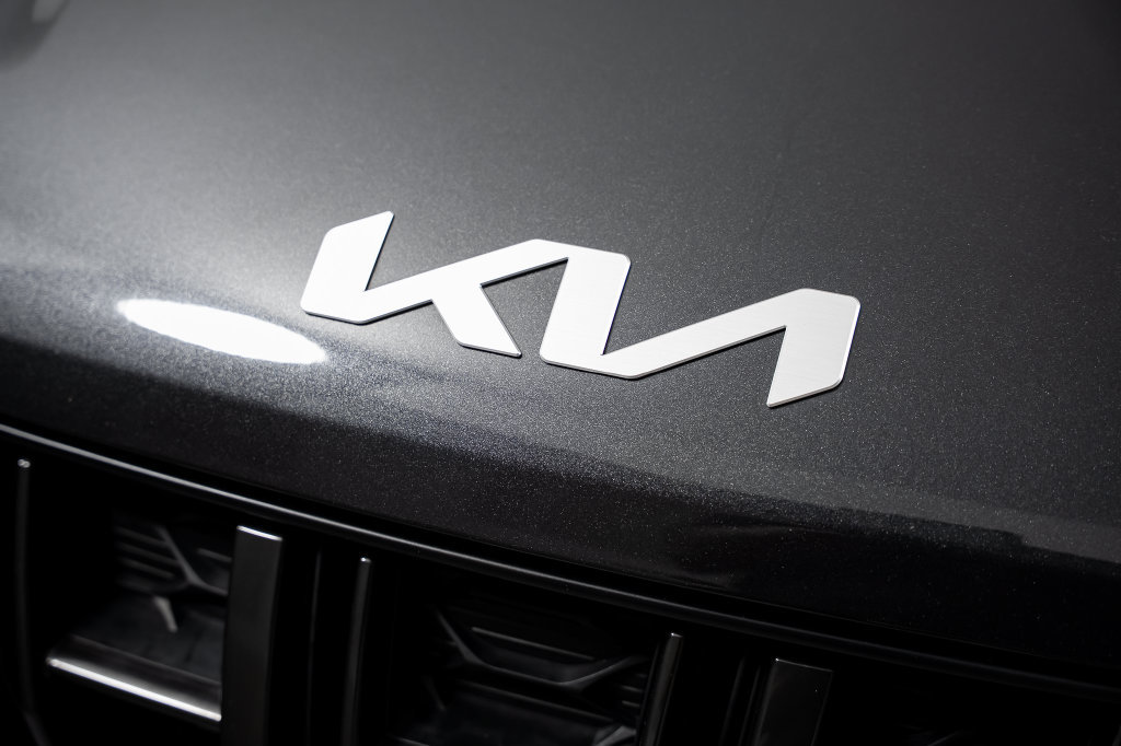 Used 2024 Kia Carnival EX FWD image 18