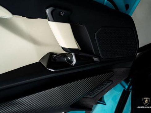 Used 2025 Lamborghini Revuelto image 40
