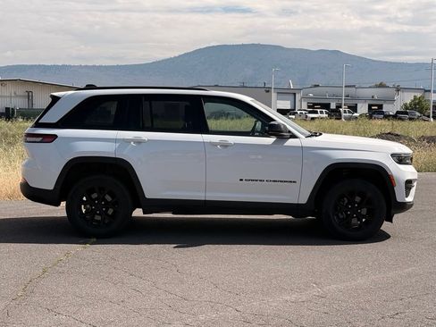 Used 2024 Jeep Grand Cherokee Altitude AWD/4WD image 6