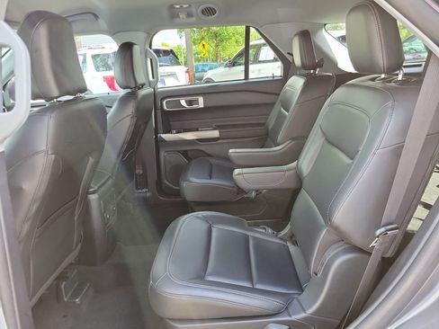 Used 2023 Ford Explorer XLT w/ Equipment Group 202A RWD image 8