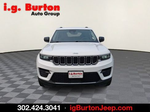 Used 2023 Jeep Grand Cherokee Laredo w/ Luxury Tech Group I AWD/4WD image 2