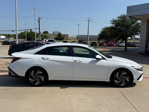 Used 2025 Hyundai Elantra SEL FWD image 6