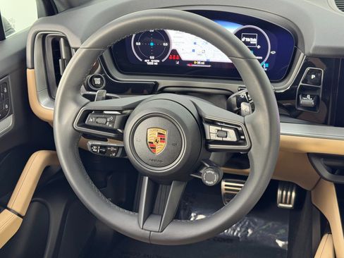 Used 2025 Porsche Cayenne S w/ Premium Package Plus image 20