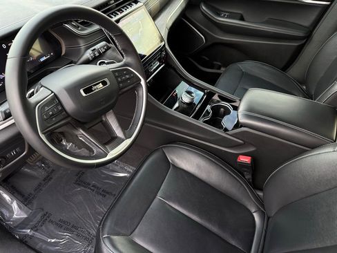 Used 2022 Jeep Grand Cherokee L Limited w/ Black Appearance Package image 17