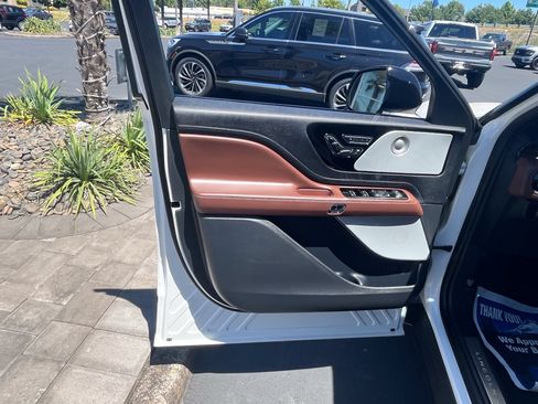 Used 2025 Lincoln Aviator Reserve w/ Luxury Package AWD/4WD image 14
