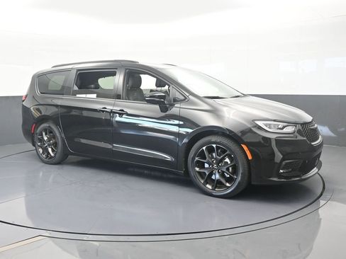 Used 2023 Chrysler Pacifica Limited w/ S Appearance Package image 8