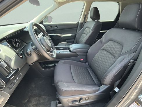 Used 2025 Nissan Pathfinder SV w/ SV Premium Package FWD image 14