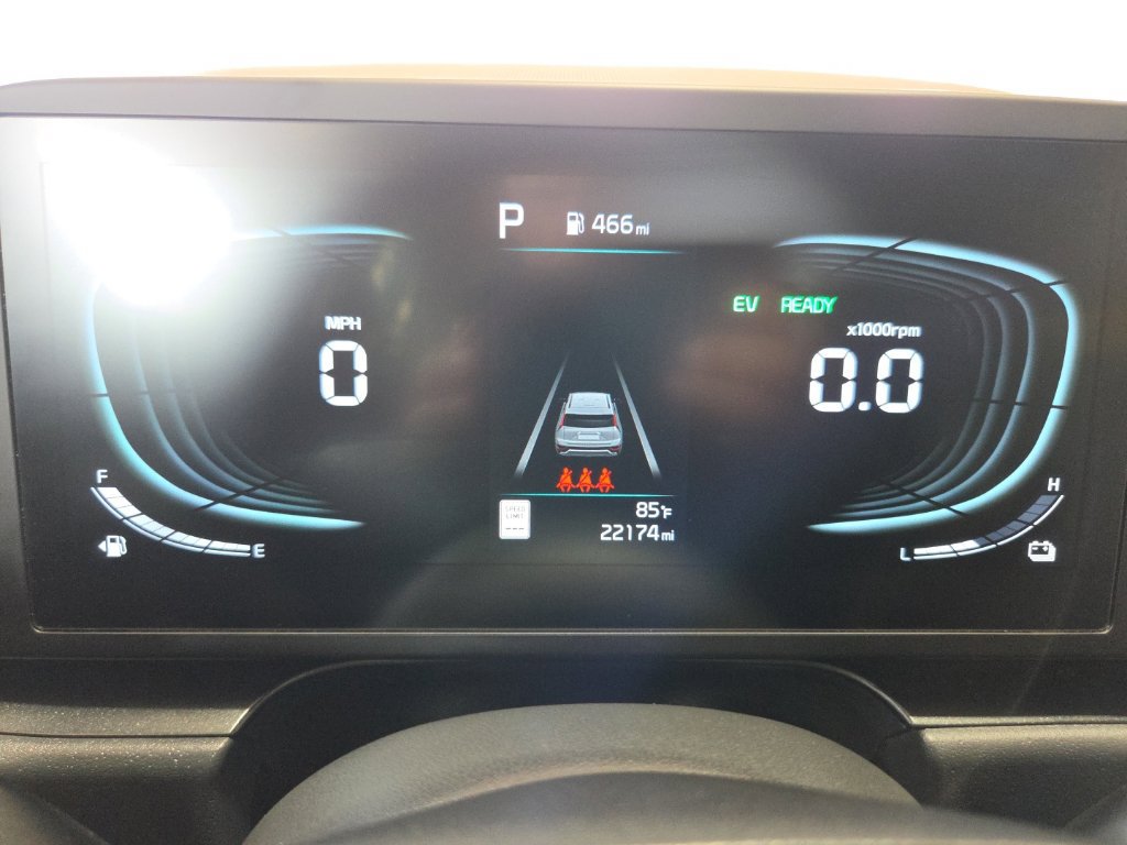 Used 2025 Kia Niro LX FWD image 2