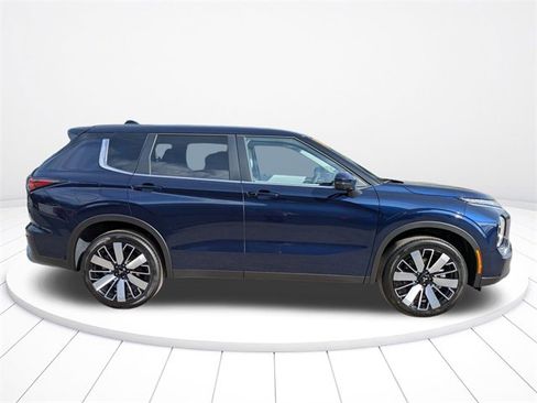 New 2025 Mitsubishi Outlander SE image 3