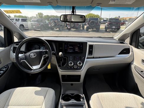 Used 2017 Toyota Sienna LE FWD image 26