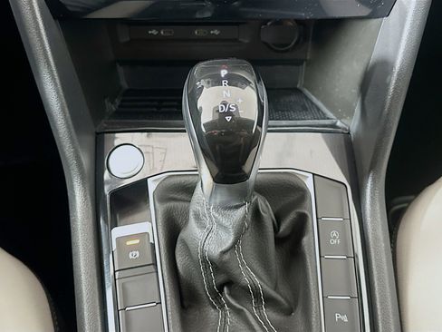 Used 2025 Volkswagen Taos SE image 25