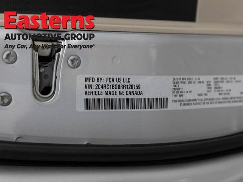 Used 2024 Chrysler Pacifica Touring-L FWD image 37
