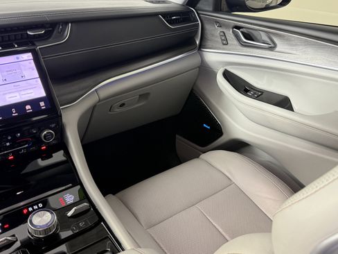 Used 2022 Jeep Grand Cherokee Overland w/ Adv Protech Group III image 13