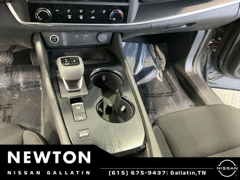 Used 2023 Nissan Rogue S FWD image 7