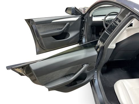 Certified 2023 Tesla Model Y AWD image 10