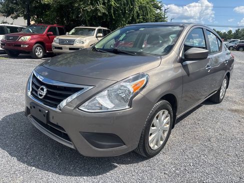 Used 2015 Nissan Versa SV FWD image 1