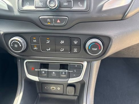 Used 2024 GMC Terrain SLE FWD image 22
