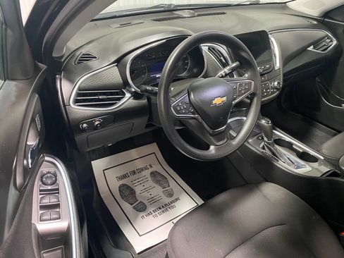 Used 2020 Chevrolet Malibu LT image 2