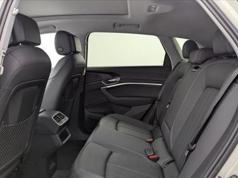 Used 2022 Audi e-tron Premium w/ Convenience Plus Package AWD/4WD image 17