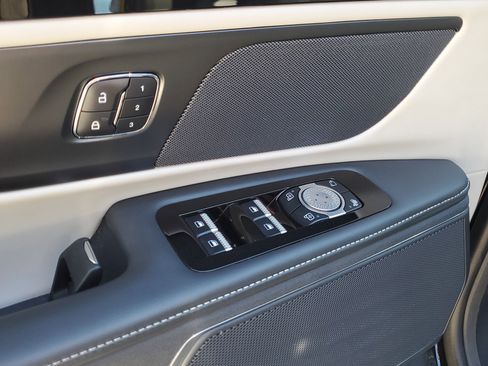 Used 2024 Lincoln Nautilus Reserve image 19