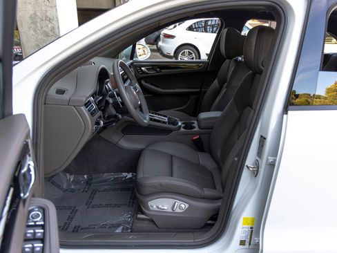 Certified 2026 Porsche Macan AWD/4WD image 25